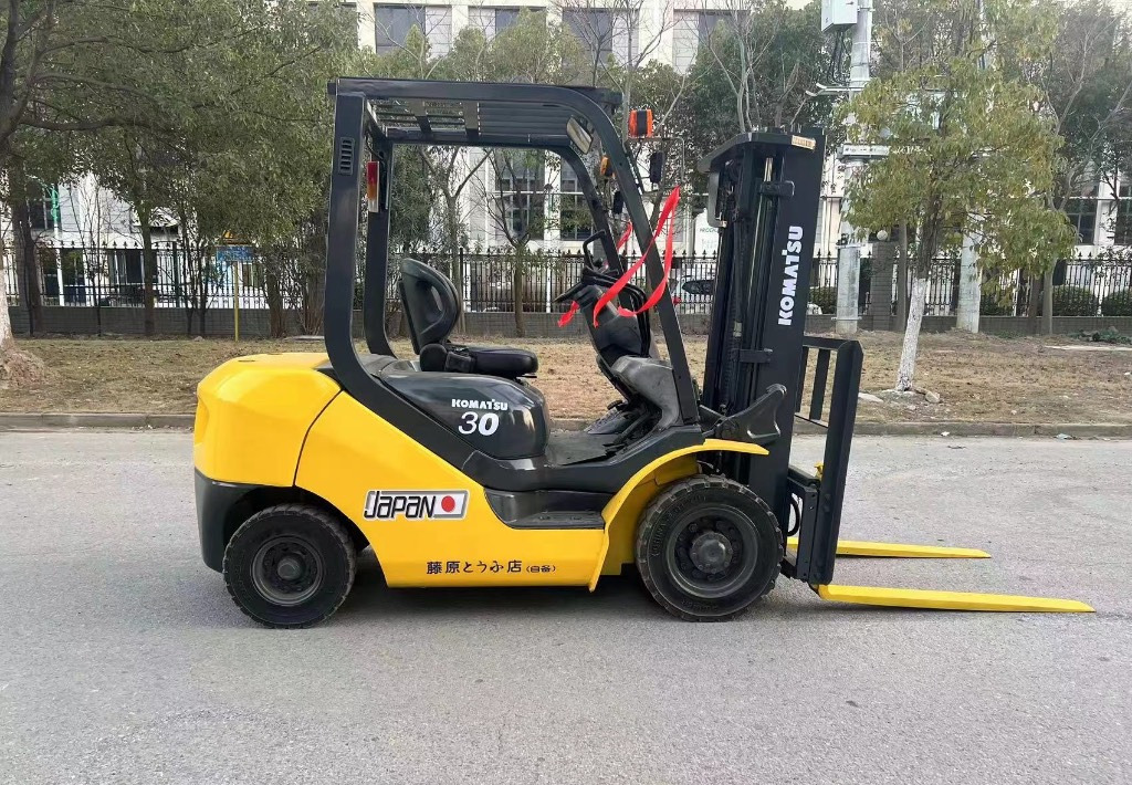 Komatsu 30 30 - Empilhadeira a diesel: foto 1 Komatsu 30 30 - Empilhadeira a diesel: foto 1