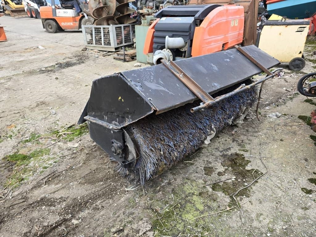 Bobcat Bobcat - Vassoura por Máquina de construção: foto 1 Bobcat Bobcat - Vassoura por Máquina de construção: foto 1