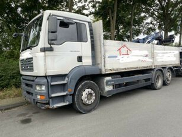 MAN 26.320 Pritsche mit Kran Tirre 170 - Camião de caixa aberta/ Plataforma, Camião grua: foto 2 MAN 26.320 Pritsche mit Kran Tirre 170 - Camião de caixa aberta/ Plataforma, Camião grua: foto 2
