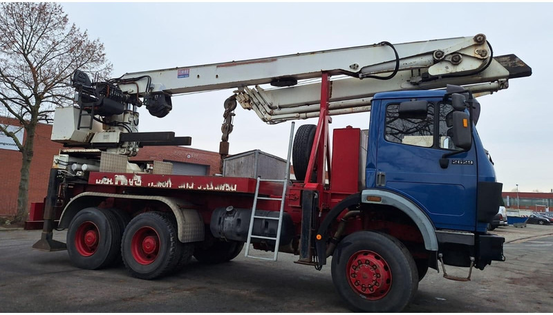 Mercedes-Benz 2629 AK Motorwagen mit Kran Dachdeckerkran6x6 - Camião grua: foto 1 Mercedes-Benz 2629 AK Motorwagen mit Kran Dachdeckerkran6x6 - Camião grua: foto 1