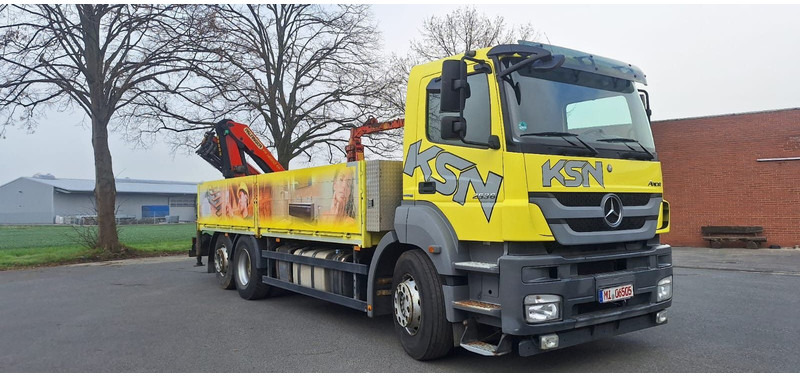 Mercedes-Benz 2636 Axor 3-Achser 6x2 mit Kran PK14002+Funk - Camião de caixa aberta/ Plataforma, Camião grua: foto 1 Mercedes-Benz 2636 Axor 3-Achser 6x2 mit Kran PK14002+Funk - Camião de caixa aberta/ Plataforma, Camião grua: foto 1