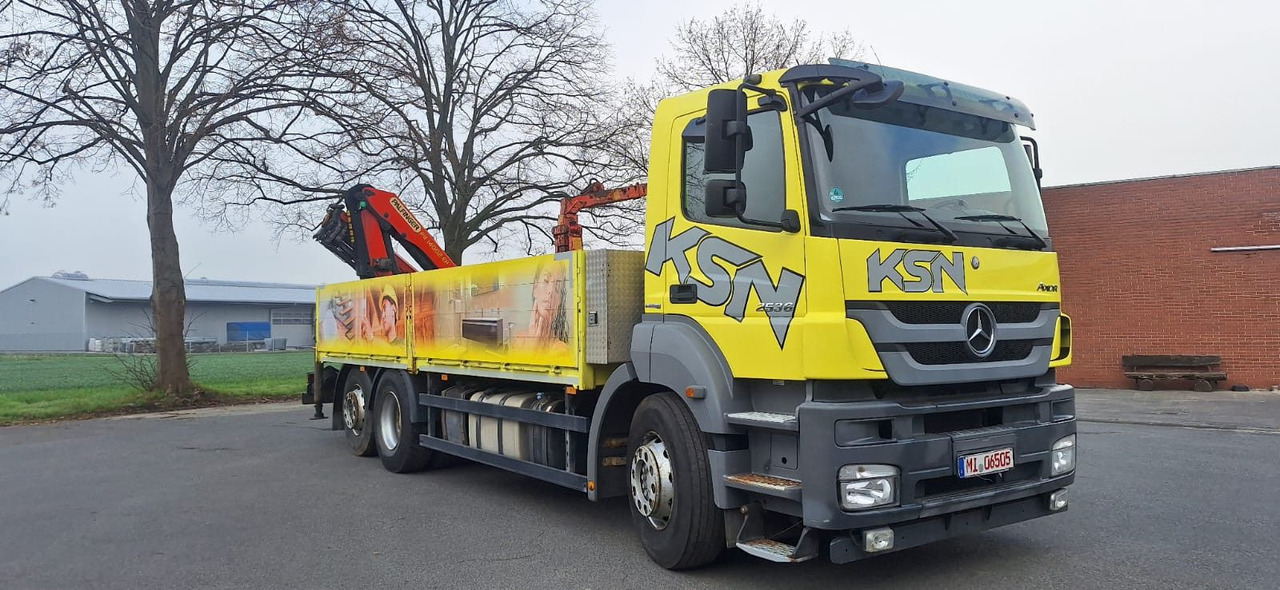 Mercedes-Benz 2636 Axor 3-Achser 6x2 mit Kran PK14002+Funk - Camião de caixa aberta/ Plataforma, Camião grua: foto 1 Mercedes-Benz 2636 Axor 3-Achser 6x2 mit Kran PK14002+Funk - Camião de caixa aberta/ Plataforma, Camião grua: foto 1