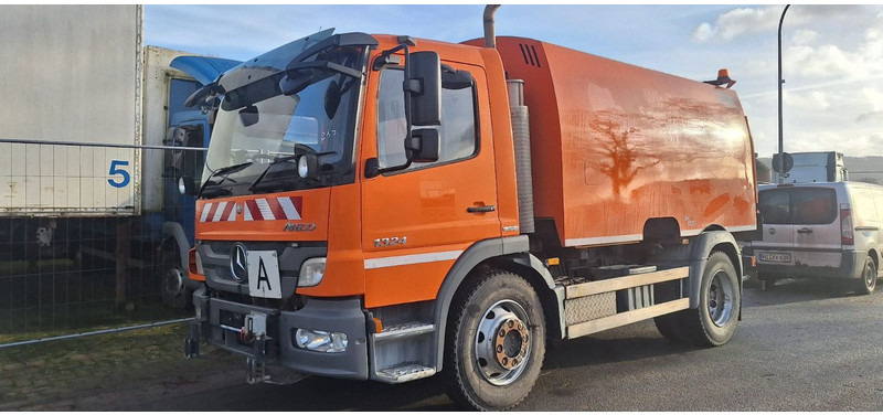 Mercedes-Benz Atego 1524 2 6-Zyl. 4x2 - Varredora urbana: foto 1 Mercedes-Benz Atego 1524 2 6-Zyl. 4x2 - Varredora urbana: foto 1