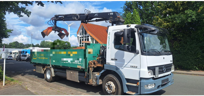 Mercedes-Benz Atego Pritsche 1529 mit Kran Greifer Funkfernbedienung - Camião basculante, Camião grua: foto 4 Mercedes-Benz Atego Pritsche 1529 mit Kran Greifer Funkfernbedienung - Camião basculante, Camião grua: foto 4