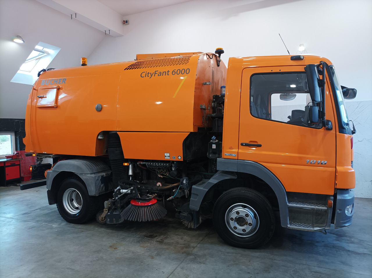 MERCEDES-BENZ Atego 1018 Zamiatarka Kehrmaschine BUCHER Szczotki L/R PM10 2 Silniki 2012r - Varredora urbana: foto 5 MERCEDES-BENZ Atego 1018 Zamiatarka Kehrmaschine BUCHER Szczotki L/R PM10 2 Silniki 2012r - Varredora urbana: foto 5