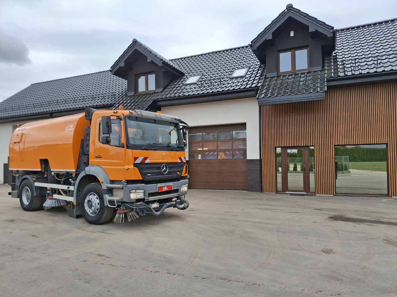 MERCEDES-BENZ Axor 1823 Zamiatarka Kehrmaschine BUCHER 2 Motoren Szczotki L/R Sweeper - Varredora urbana: foto 1 MERCEDES-BENZ Axor 1823 Zamiatarka Kehrmaschine BUCHER 2 Motoren Szczotki L/R Sweeper - Varredora urbana: foto 1