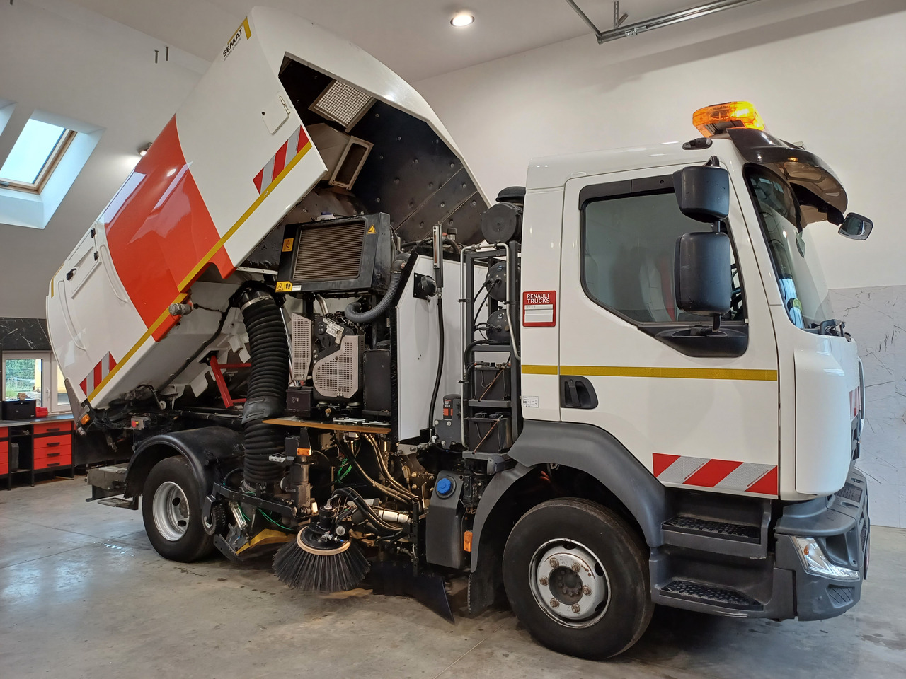 RENAULT D12 Zamiatarka Kehrmaschine 2 Motoren SEMAT Zoeller Szczotki L/R Euro 6 PM10 2017r - Varredora urbana: foto 5 RENAULT D12 Zamiatarka Kehrmaschine 2 Motoren SEMAT Zoeller Szczotki L/R Euro 6 PM10 2017r - Varredora urbana: foto 5