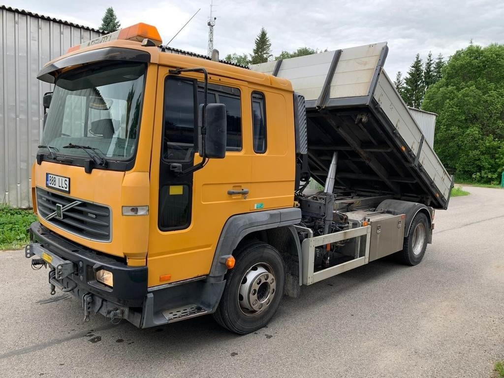 Volvo FL615 + HIAB 027-2 - Camião basculante: foto 1 Volvo FL615 + HIAB 027-2 - Camião basculante: foto 1
