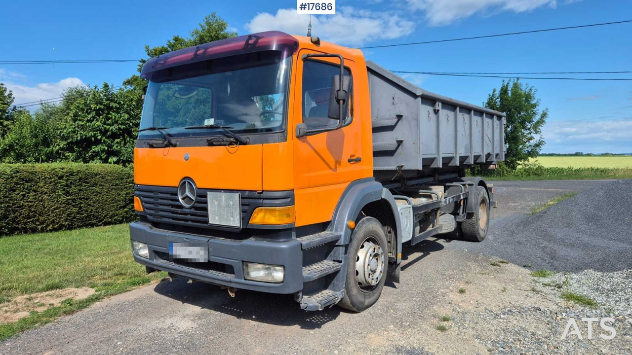 Mercedes-Benz 1828 hooklift (1999) two containers - Camião polibenne: foto 1 Mercedes-Benz 1828 hooklift (1999) two containers - Camião polibenne: foto 1
