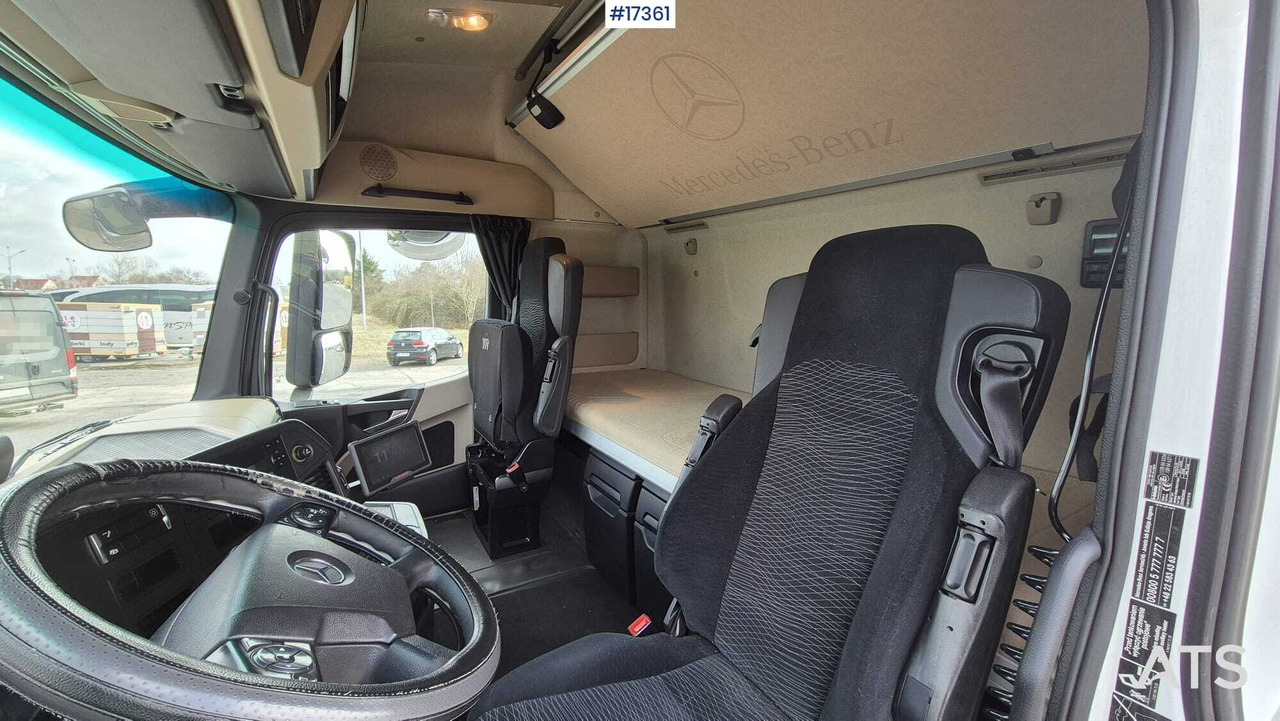 Fotografia de interior 2: Tractor MERCEDES-BENZ ACTROS 1845 BLUETEC 6 (2016) truck tractor