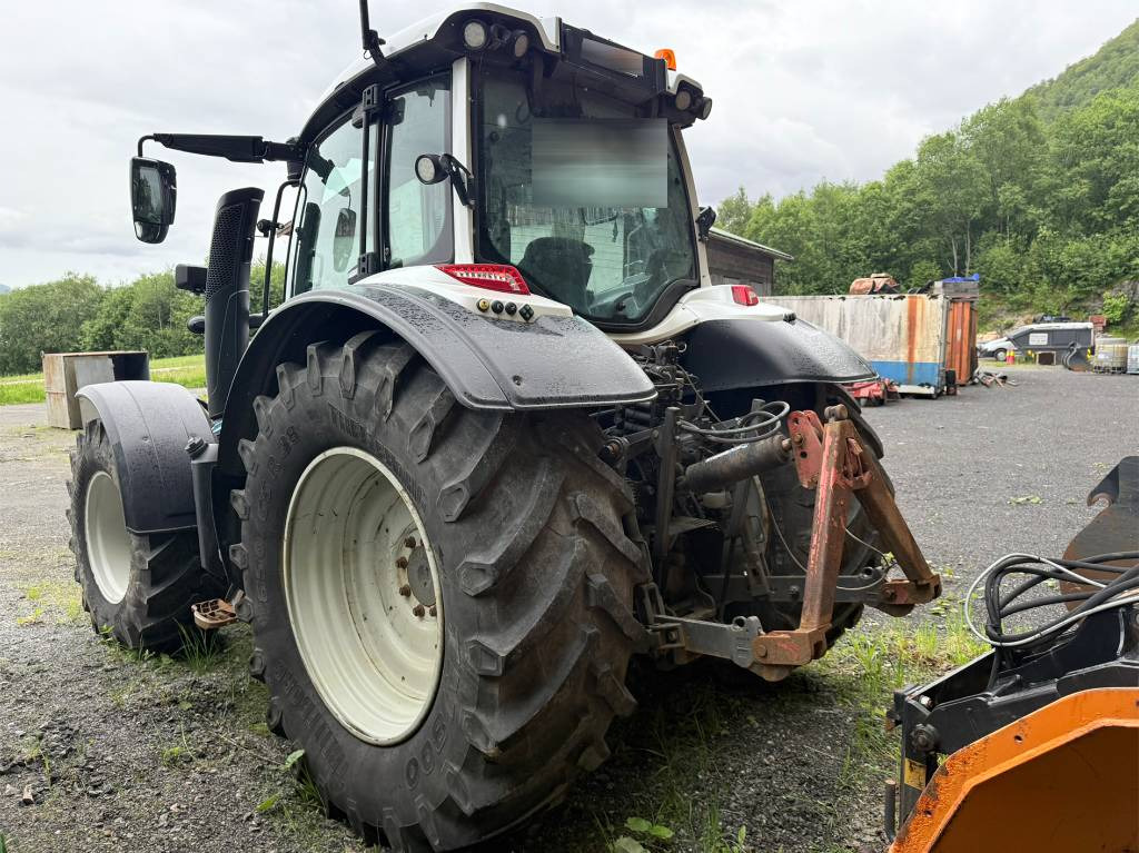 Valtra N 174 med frontlaster - Trator: foto 5 Valtra N 174 med frontlaster - Trator: foto 5