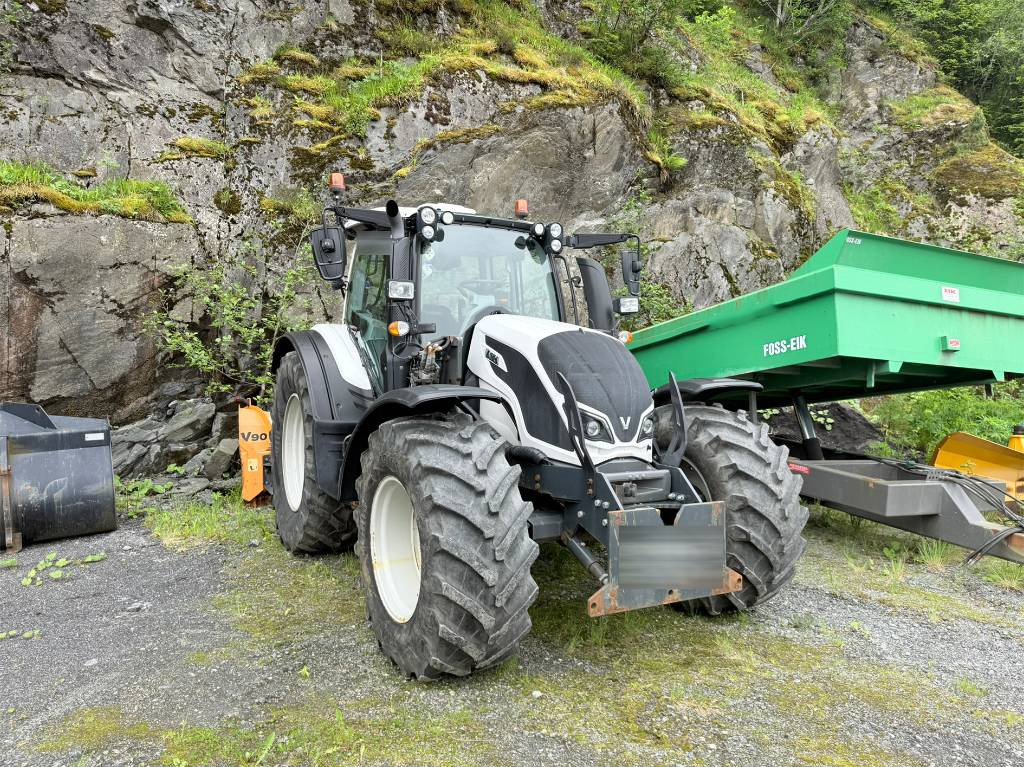 Valtra N 174 med frontlaster - Trator: foto 1 Valtra N 174 med frontlaster - Trator: foto 1