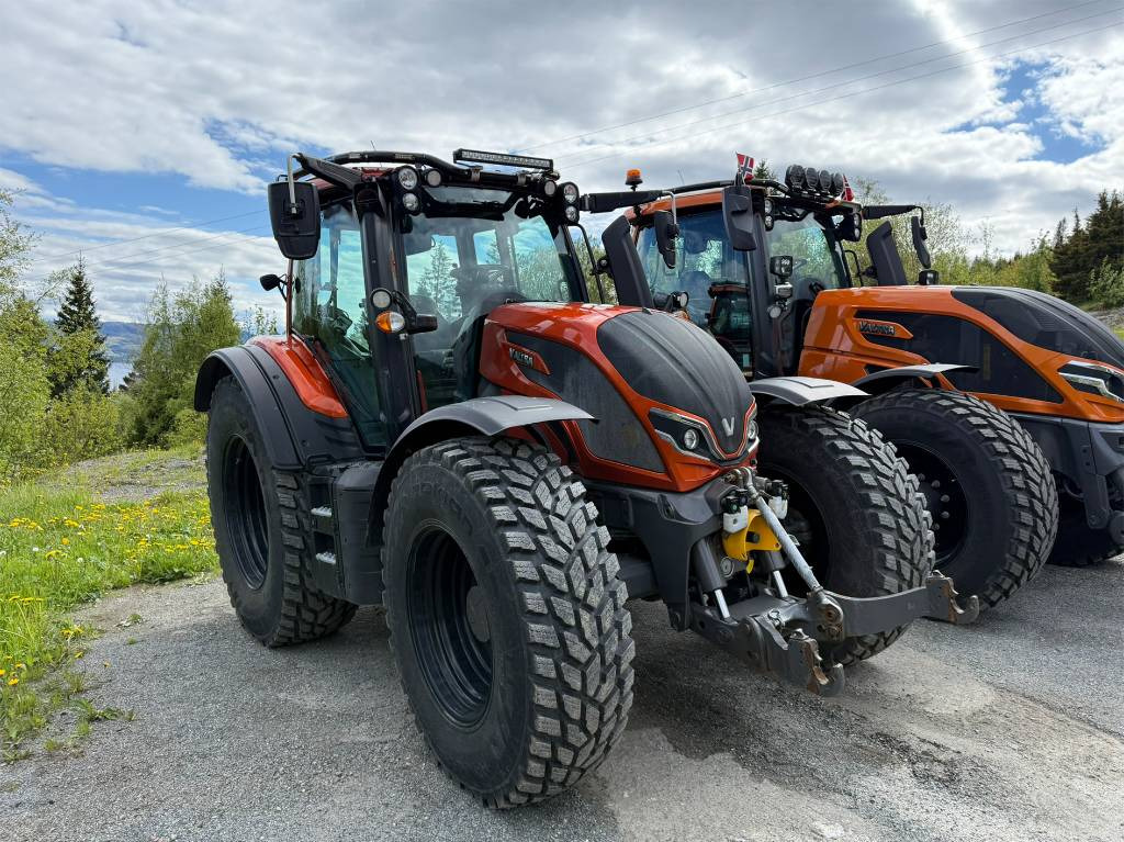 Valtra N175 V inkl. Noremat armklipper kantslåttløsning - Trator: foto 3 Valtra N175 V inkl. Noremat armklipper kantslåttløsning - Trator: foto 3
