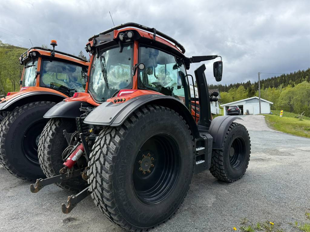 Valtra N175 V inkl. Noremat armklipper kantslåttløsning - Trator: foto 5 Valtra N175 V inkl. Noremat armklipper kantslåttløsning - Trator: foto 5