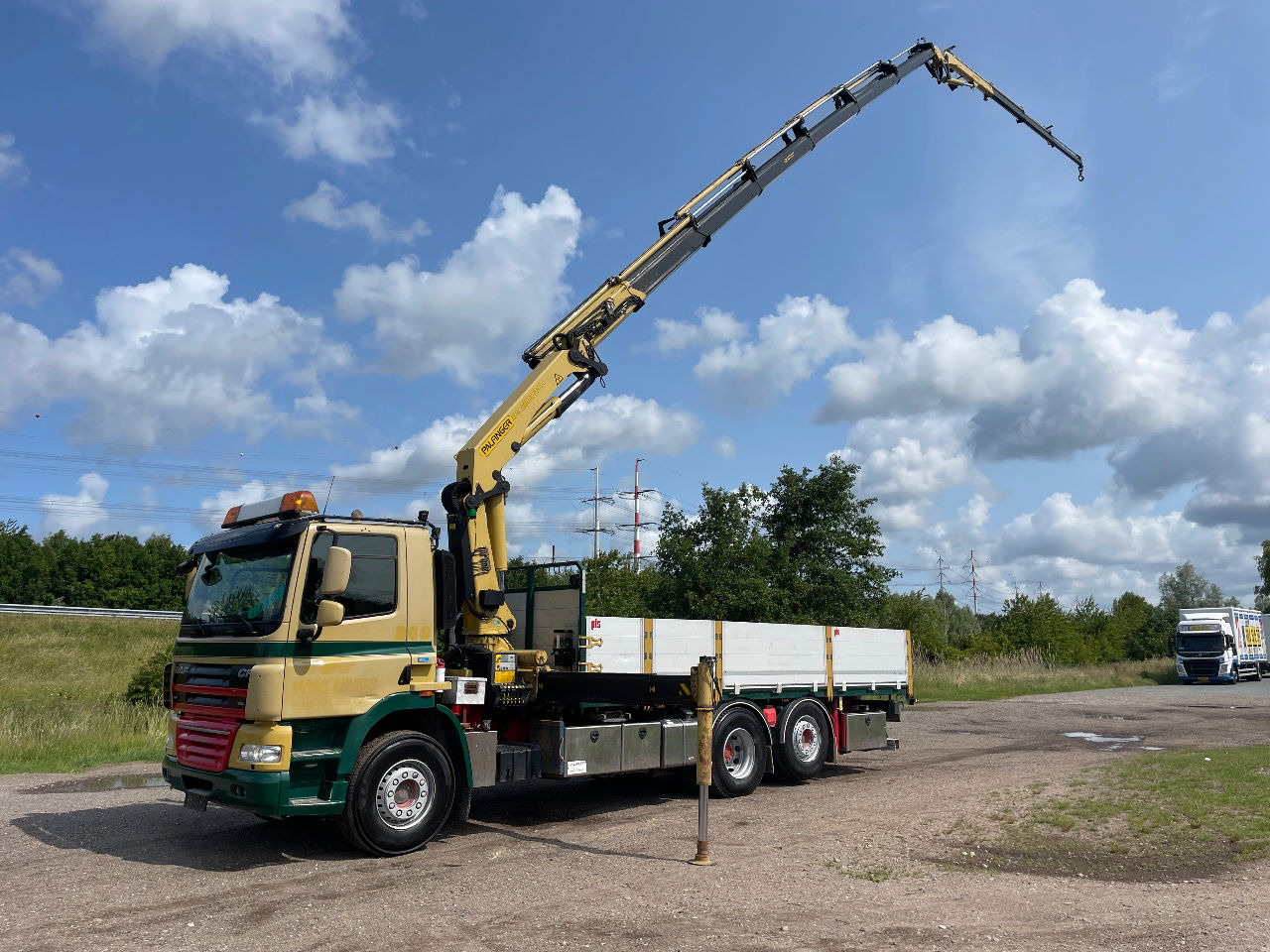 DAF CF 85.360 CF with Palfinger PK26002 with jib crane - Camião grua: foto 1 DAF CF 85.360 CF with Palfinger PK26002 with jib crane - Camião grua: foto 1