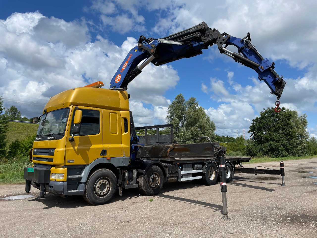 DAF CF 85.410 PM 80 crane laadkraan met jib en frontstempels - Camião grua: foto 1 DAF CF 85.410 PM 80 crane laadkraan met jib en frontstempels - Camião grua: foto 1