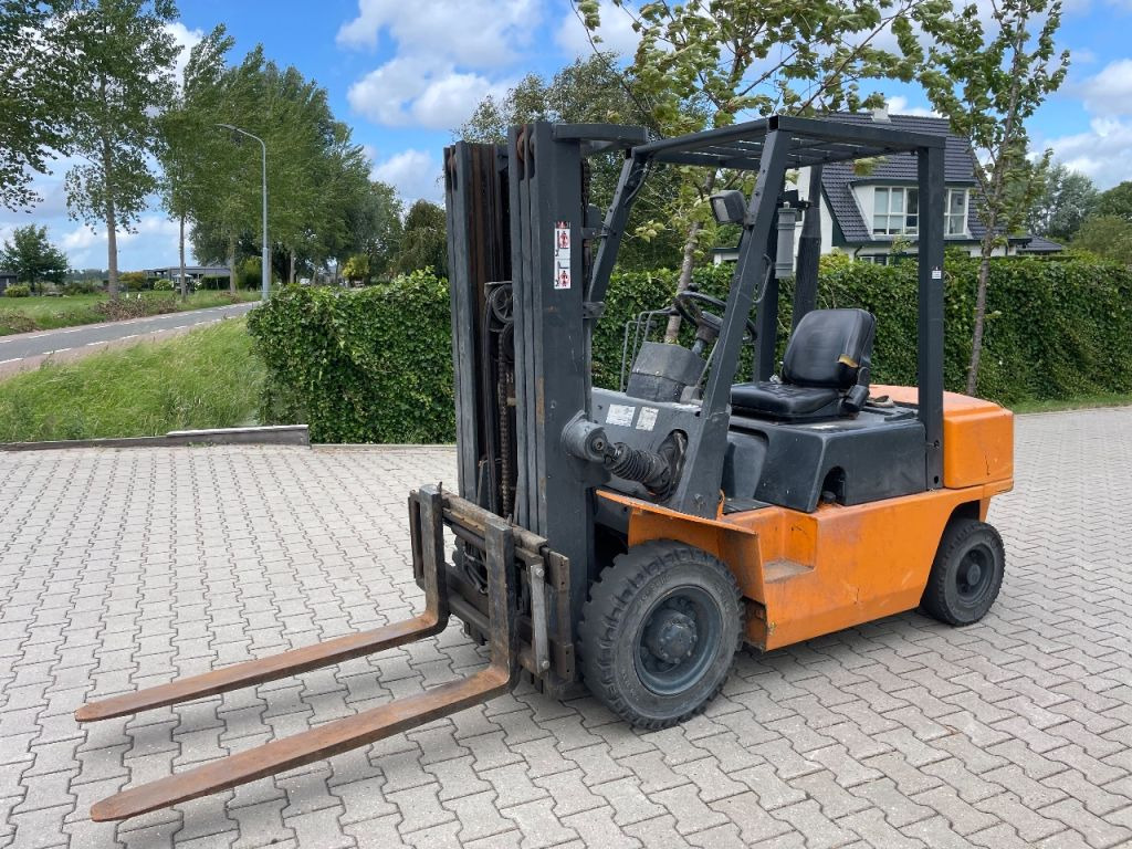 Nissan FJ02A25U 2.5 ton diesel triplo freelift heftruck - Empilhadeira: foto 1 Nissan FJ02A25U 2.5 ton diesel triplo freelift heftruck - Empilhadeira: foto 1