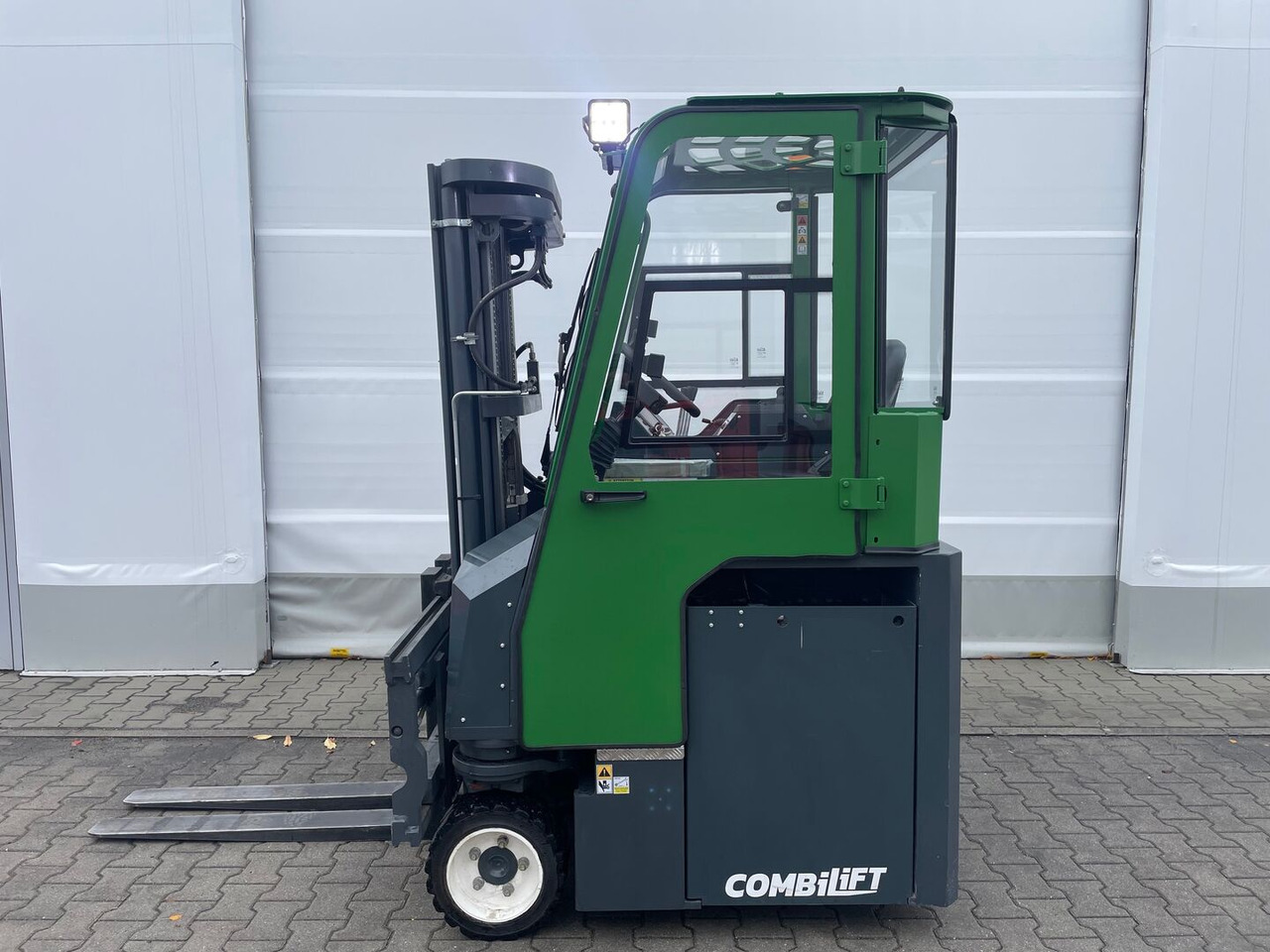 Combilift CBE 2500 - Empilhador de 4 vias: foto 1 Combilift CBE 2500 - Empilhador de 4 vias: foto 1