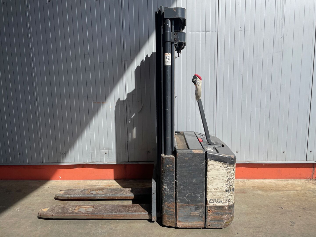 Crown WE2300 1.6 TT - Stacker: foto 1 Crown WE2300 1.6 TT - Stacker: foto 1