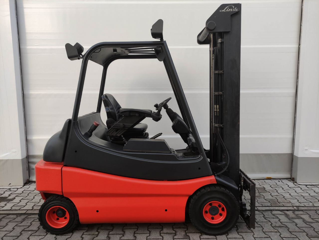 Linde E30-336-03 (LACK NEU) - Empilhadeira elétrica: foto 2 Linde E30-336-03 (LACK NEU) - Empilhadeira elétrica: foto 2