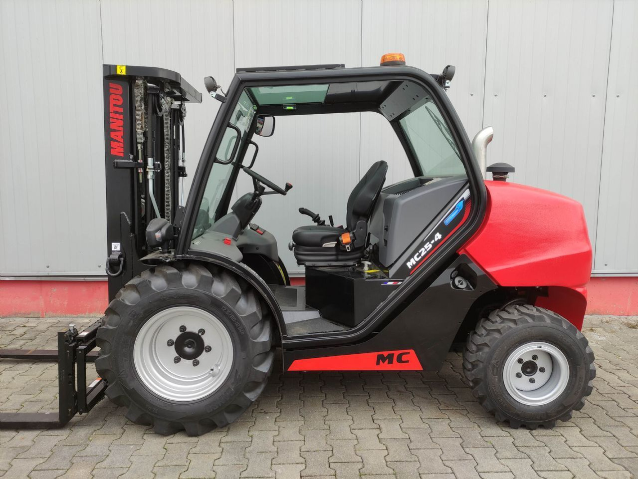 Manitou MC25-4 DK ST5 S1 (NEU) - Empilhador todo-o-terreno: foto 1 Manitou MC25-4 DK ST5 S1 (NEU) - Empilhador todo-o-terreno: foto 1