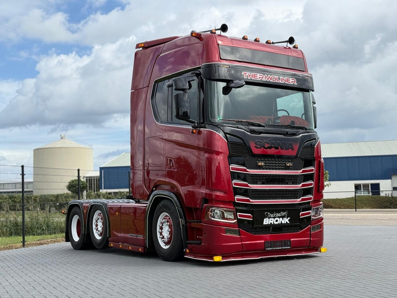 Scania S580 V8 NGS SHOWTRUCK, VOLLUCHT, RETARDER, LEER, GESTUURD. - Tractor: foto 1 Scania S580 V8 NGS SHOWTRUCK, VOLLUCHT, RETARDER, LEER, GESTUURD. - Tractor: foto 1