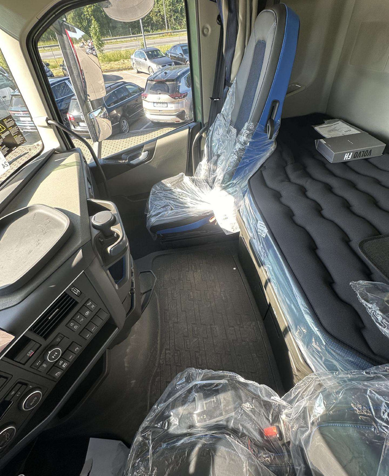 Camião de transporte de madeira, Camião grua novo Volvo FH: foto 12