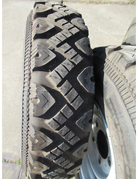 Land Rover Defender 7.50R16 2 x Velg ( staal ) + Band - Roda completa por Automóvel: foto 2 Land Rover Defender 7.50R16 2 x Velg ( staal ) + Band - Roda completa por Automóvel: foto 2