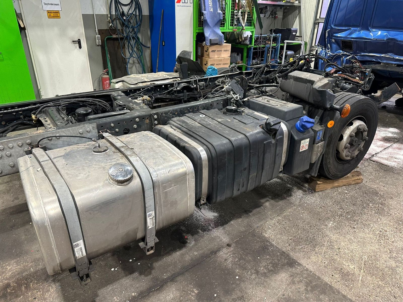 Iveco 110EL25 Unfallchassis ohne Motor/Getriebe - Camião chassi: foto 2 Iveco 110EL25 Unfallchassis ohne Motor/Getriebe - Camião chassi: foto 2
