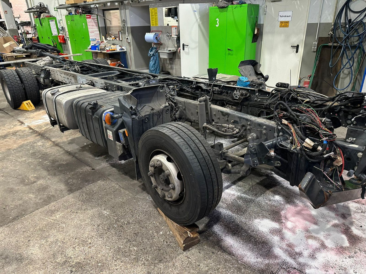 Iveco 110EL25 Unfallchassis ohne Motor/Getriebe - Camião chassi: foto 3 Iveco 110EL25 Unfallchassis ohne Motor/Getriebe - Camião chassi: foto 3