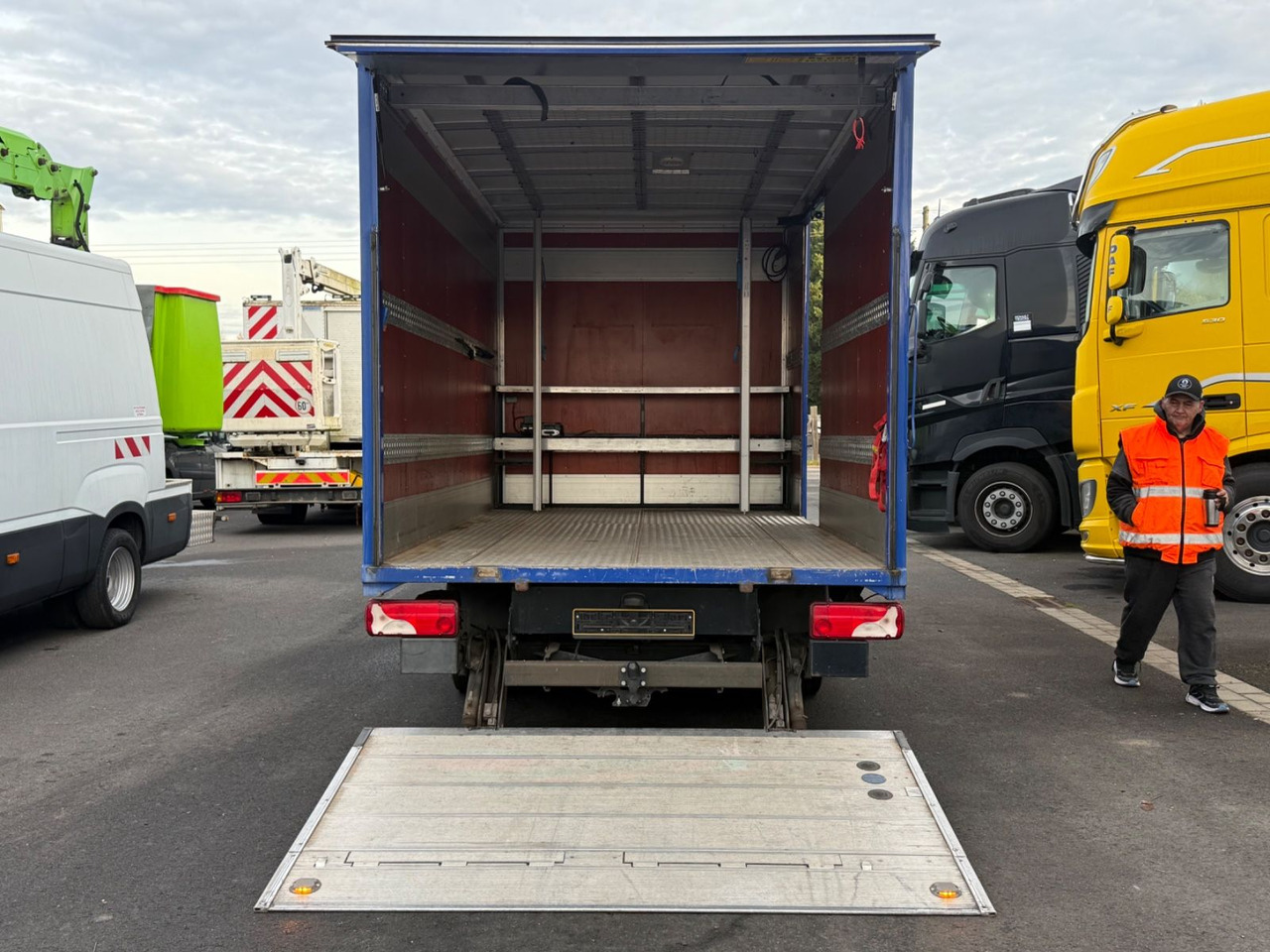 Mercedes-Benz Sprinter II 513 cdi Koffer, Lbw, Ahk, Winde - Carrinha de contentor: foto 5 Mercedes-Benz Sprinter II 513 cdi Koffer, Lbw, Ahk, Winde - Carrinha de contentor: foto 5