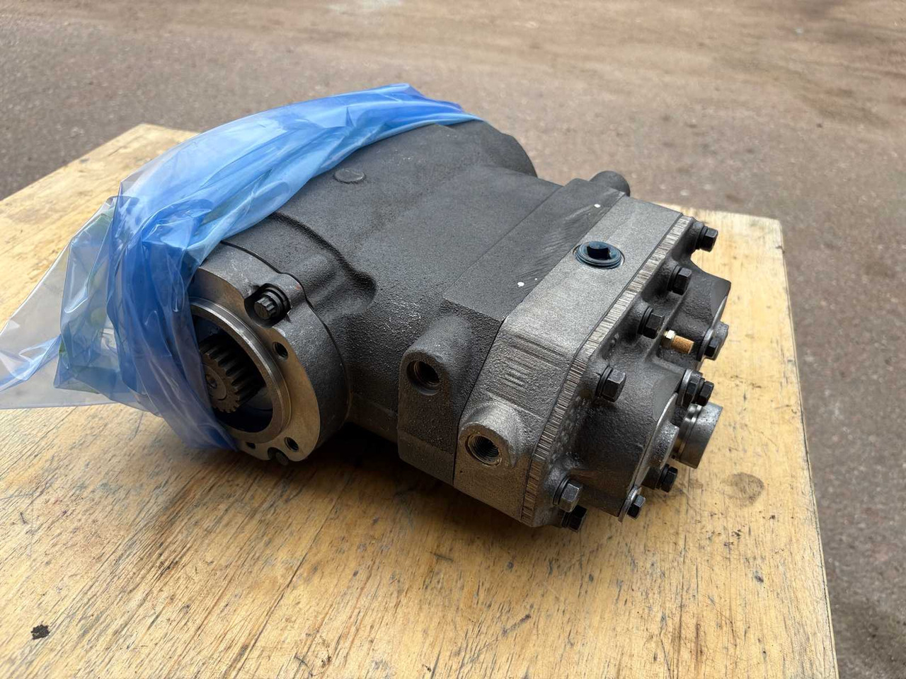 Air Dryer Compressor Cummins ST-676 - Compressor de ar condicionado: foto 1 Air Dryer Compressor Cummins ST-676 - Compressor de ar condicionado: foto 1