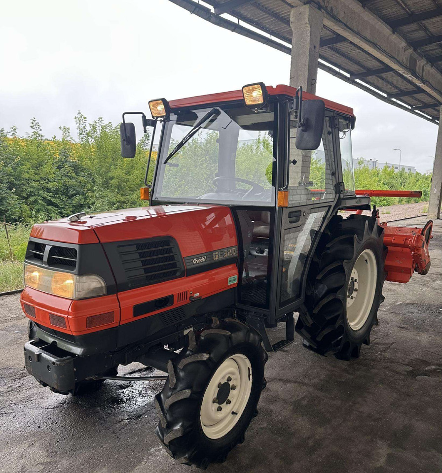 Kubota 320 - Trator: foto 2 Kubota 320 - Trator: foto 2