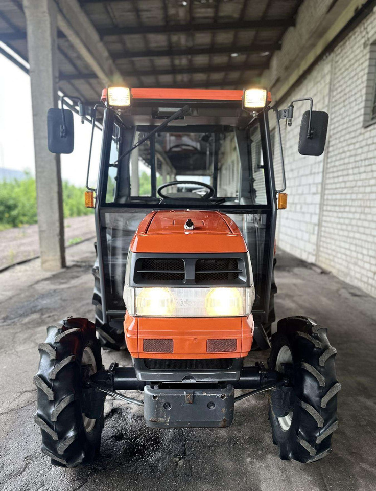 Kubota 320 - Trator: foto 3 Kubota 320 - Trator: foto 3