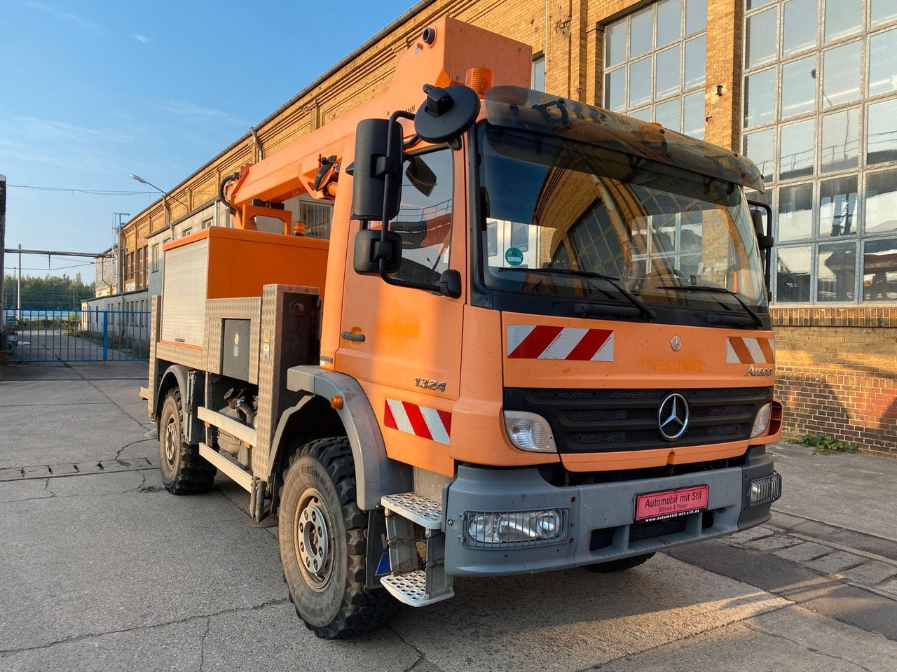 Mercedes-Benz ATEGO 4X4 1324 Hub Steiger Ruthmann T220 - Caminhão com plataforma aérea: foto 2 Mercedes-Benz ATEGO 4X4 1324 Hub Steiger Ruthmann T220 - Caminhão com plataforma aérea: foto 2