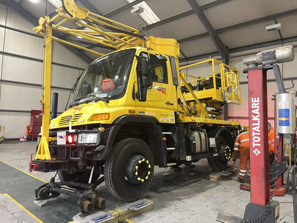 MERCEDES-BENZ Unimog, Aerial Platform, 400kg, 4x4, U423, Road-Rail - Plataforma articulada: foto 1 MERCEDES-BENZ Unimog, Aerial Platform, 400kg, 4x4, U423, Road-Rail - Plataforma articulada: foto 1