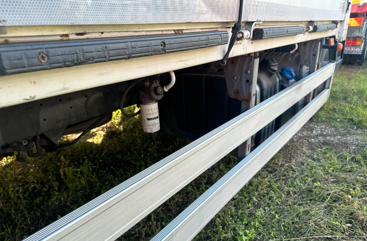 Iveco 120 EL 22 P RIBASSATO CENTINATO EURO 5 - Camião de lona: foto 4 Iveco 120 EL 22 P RIBASSATO CENTINATO EURO 5 - Camião de lona: foto 4