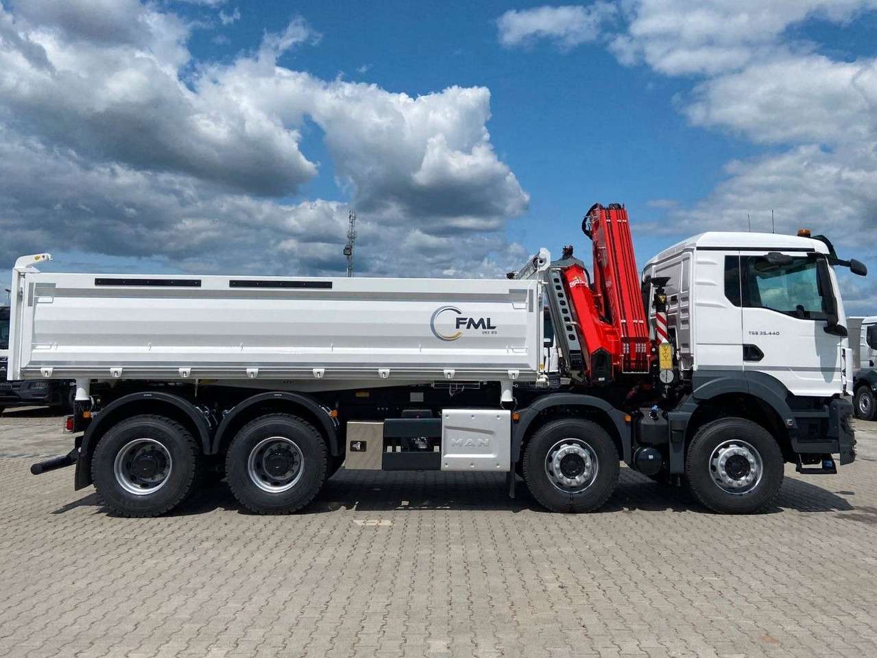 MAN TGS 35.440 DREISEITENKIPPER MIT FASSI F275.026 - Camião basculante, Camião grua: foto 1 MAN TGS 35.440 DREISEITENKIPPER MIT FASSI F275.026 - Camião basculante, Camião grua: foto 1