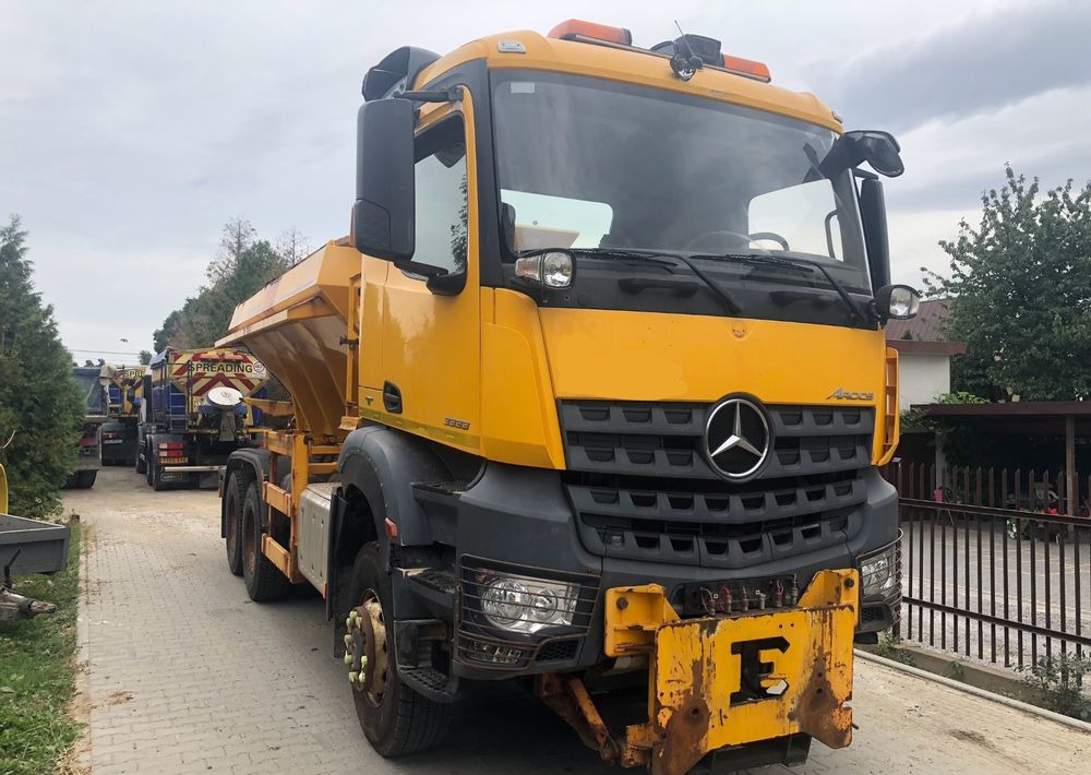 Mercedes-Benz Arocs 3333 6x6 piaskarka solarka econ pług schmidt - Veículo limpa-neves: foto 1 Mercedes-Benz Arocs 3333 6x6 piaskarka solarka econ pług schmidt - Veículo limpa-neves: foto 1