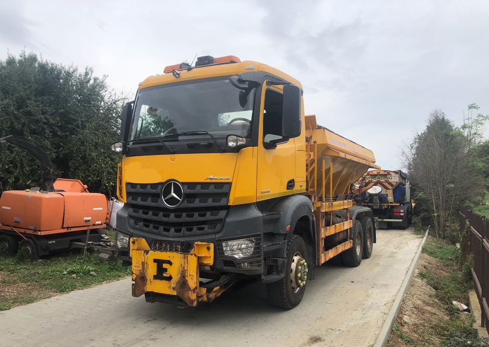 Mercedes-Benz Arocs 3333 6x6 piaskarka solarka econ pług schmidt - Veículo limpa-neves: foto 3 Mercedes-Benz Arocs 3333 6x6 piaskarka solarka econ pług schmidt - Veículo limpa-neves: foto 3