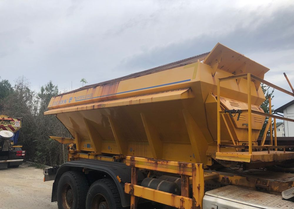 Mercedes-Benz Arocs 3333 6x6 piaskarka solarka econ pług schmidt - Veículo limpa-neves: foto 4 Mercedes-Benz Arocs 3333 6x6 piaskarka solarka econ pług schmidt - Veículo limpa-neves: foto 4