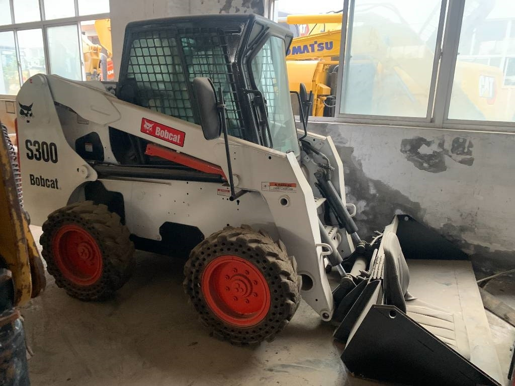 BOBCAT S 300 - Mini pá carregadora: foto 1 BOBCAT S 300 - Mini pá carregadora: foto 1