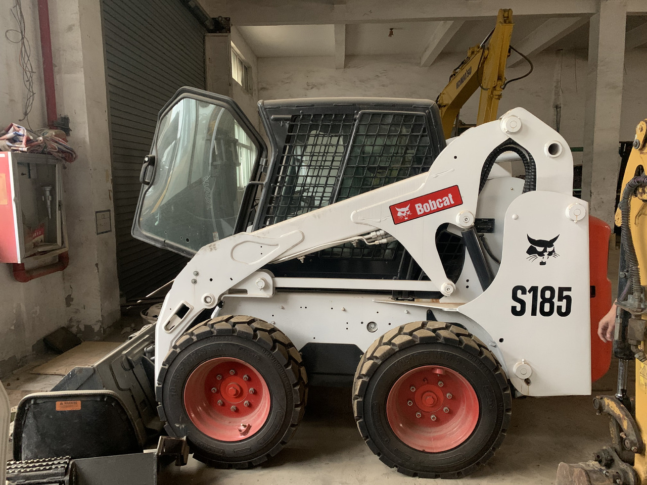 BOBCAT S185 - Mini pá carregadora: foto 1 BOBCAT S185 - Mini pá carregadora: foto 1
