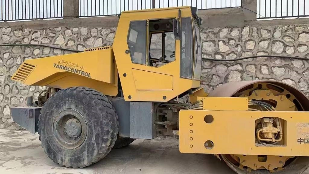 Bomag bw225d-3 - Compactador de asfalto: foto 1 Bomag bw225d-3 - Compactador de asfalto: foto 1