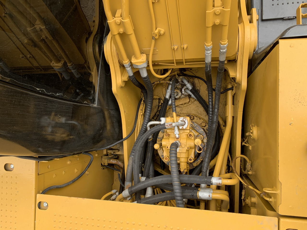 CATERPILLAR 320D2 - Escavadeira de rodas: foto 4 CATERPILLAR 320D2 - Escavadeira de rodas: foto 4