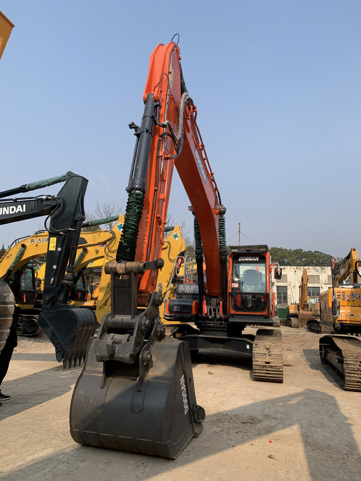 DOOSAN DX300LC-9C - Escavadeira de rodas: foto 1 DOOSAN DX300LC-9C - Escavadeira de rodas: foto 1