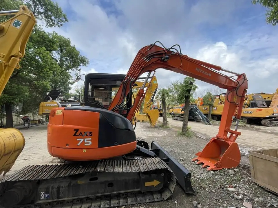 Hitachi ZX75US-7 - Mini escavadeira: foto 1 Hitachi ZX75US-7 - Mini escavadeira: foto 1