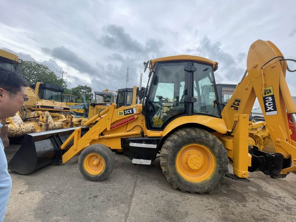 Retroescavadeira JCB 3CX: foto 1