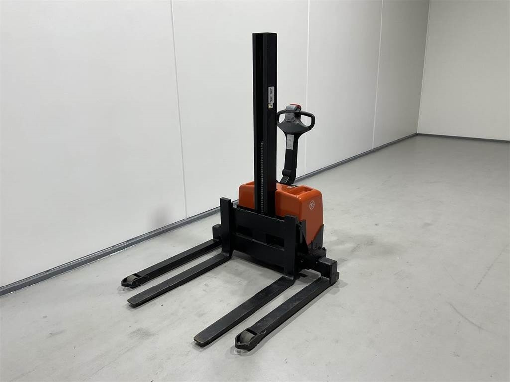 Toyota HWE100 - Stacker: foto 4 Toyota HWE100 - Stacker: foto 4