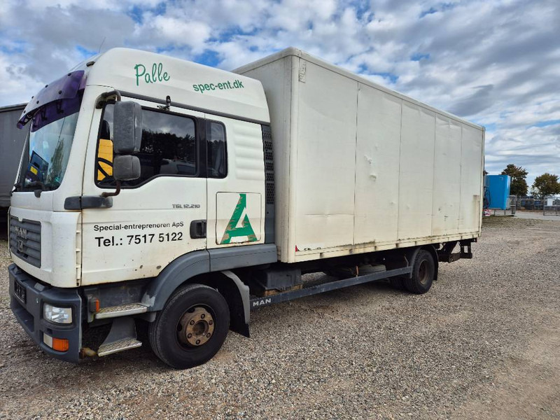 MAN TGL 10 / 12.180 4x2 with lift /ramp - Camião furgão: foto 1 MAN TGL 10 / 12.180 4x2 with lift /ramp - Camião furgão: foto 1